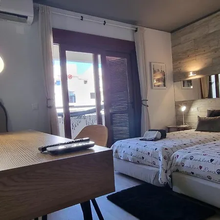 Main Avenue Albufeira, Walk To Beach, Old Town, Shooping, Location *