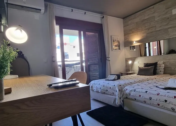 Main Avenue Albufeira, Walk To Beach, Old Town, Shooping, Location *