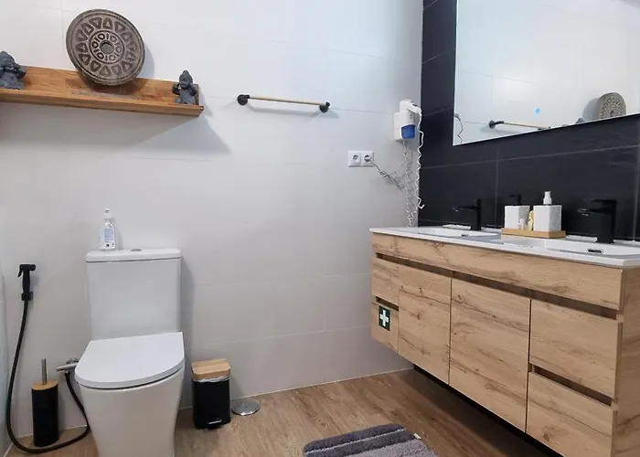 Main Avenue Albufeira, Walk To Beach, Old Town, Shooping, Location