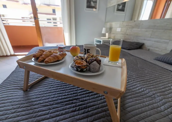 Main Avenue Albufeira, Walk To Beach, Old Town, Shooping, Location